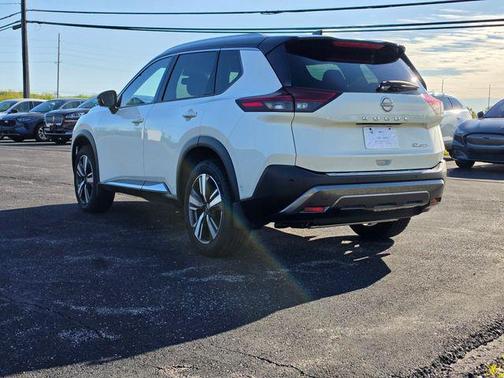 Pearl White Tricoat/Super Black 2023 Nissan Rogue SL