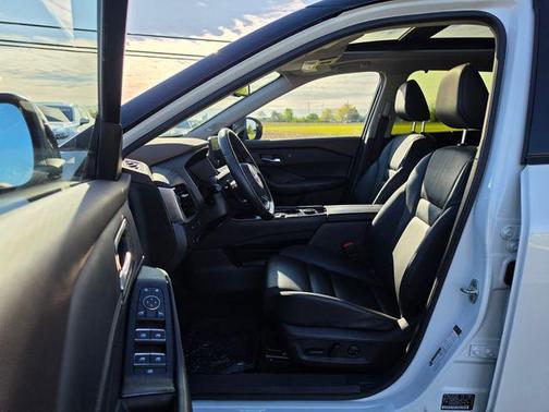 Pearl White Tricoat/Super Black 2023 Nissan Rogue SL