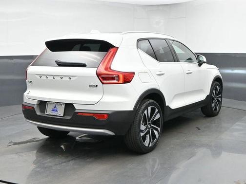 Crystal White 2024 Volvo XC40 B5 Plus Bright Theme