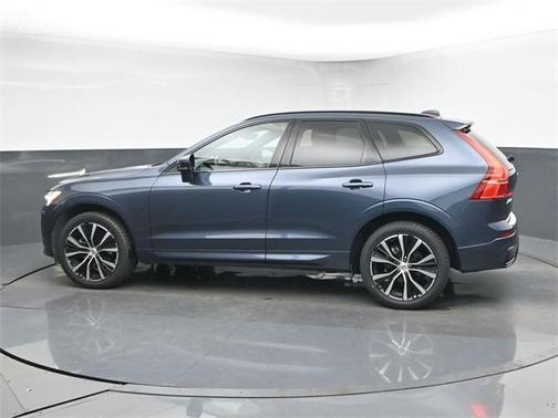 2023 Volvo XC60 B5 Ultimate Dark Theme