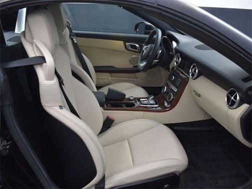 Photo 4 of 41 of 2020 Mercedes-Benz SLC 300 Base