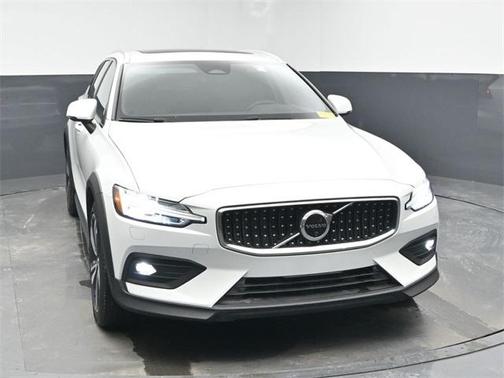 2025 Volvo V60 Cross Country B5 Plus