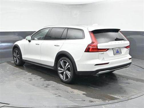2025 Volvo V60 Cross Country B5 Plus
