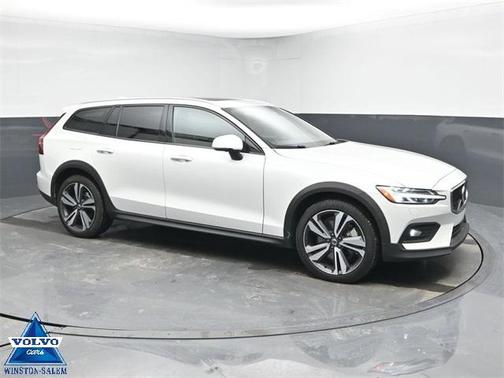 2025 Volvo V60 Cross Country B5 Plus