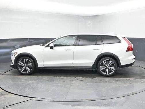 2025 Volvo V60 Cross Country B5 Plus