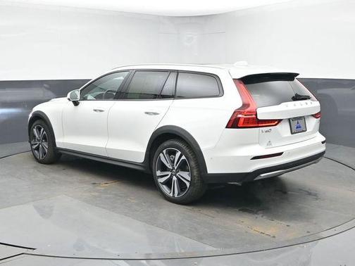2025 Volvo V60 Cross Country B5 Plus