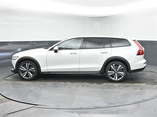 2025 Volvo V60 Cross Country B5 Plus