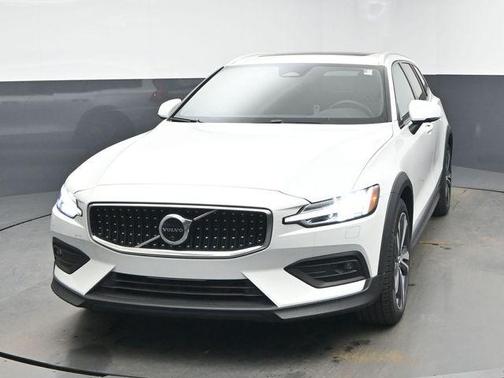 2025 Volvo V60 Cross Country B5 Plus