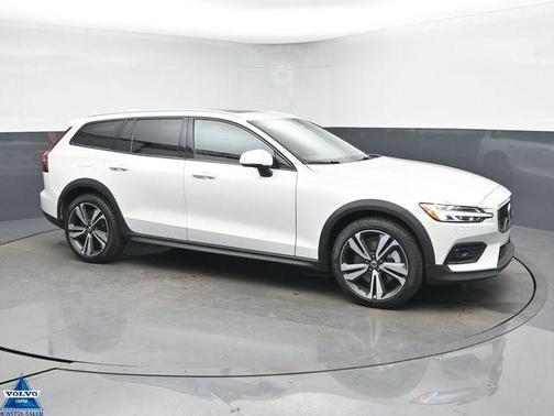 2025 Volvo V60 Cross Country B5 Plus
