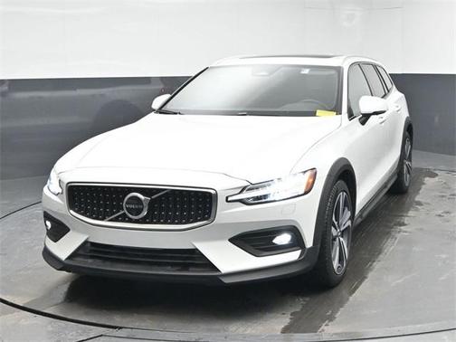 2025 Volvo V60 Cross Country B5 Plus