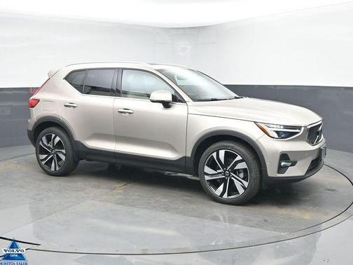 2023 Volvo XC40 B5 Plus Bright Theme