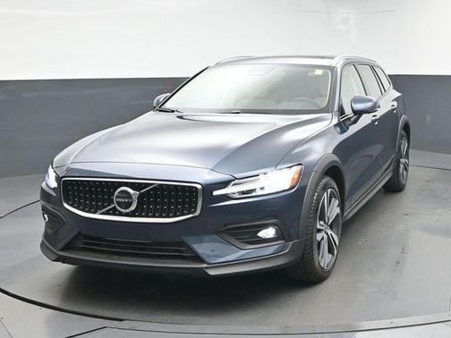 Denim Blue Metallic 2026 Volvo V60 Cross Country B5 Plus