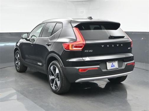 2025 Volvo XC40 B5 Plus Bright Theme