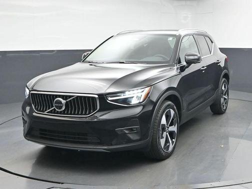 2025 Volvo XC40 B5 Plus Bright Theme