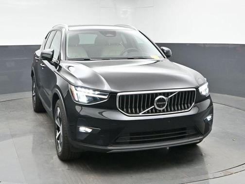 Onyx Black Metallic 2023 Volvo XC40 B5 Plus Bright Theme