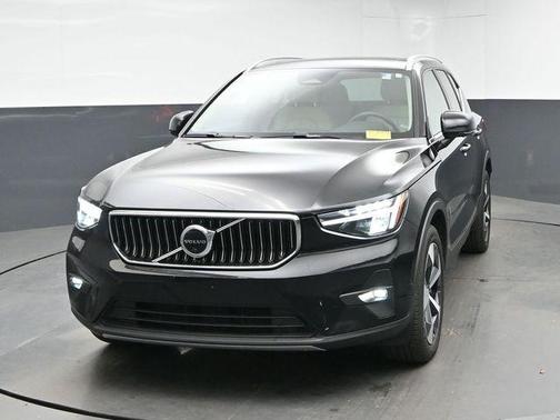 Onyx Black Metallic 2023 Volvo XC40 B5 Plus Bright Theme
