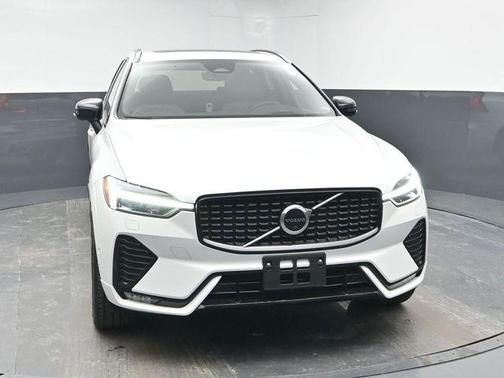 2022 Volvo XC60 B5 R-Design