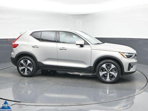 2024 Volvo XC40 B5 Plus Bright Theme