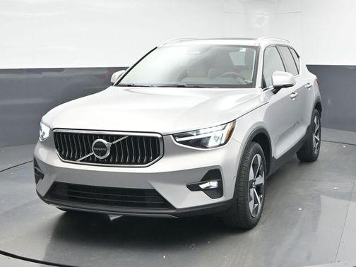 2024 Volvo XC40 B5 Plus Bright Theme