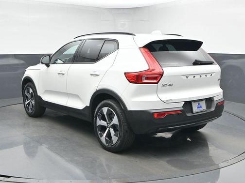 2024 Volvo XC40 B5 Plus Dark Theme