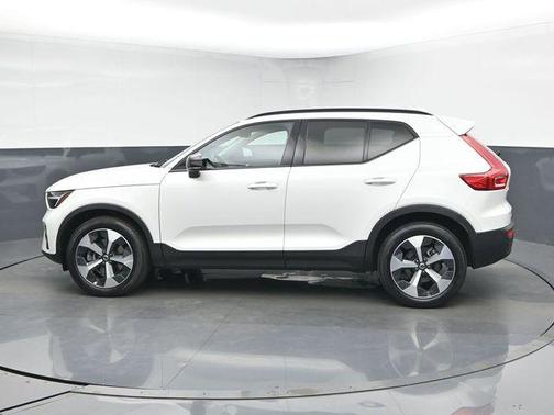 2024 Volvo XC40 B5 Plus Dark Theme