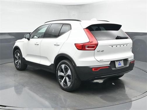 2024 Volvo XC40 B5 Plus Dark Theme
