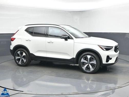 2024 Volvo XC40 B5 Plus Dark Theme