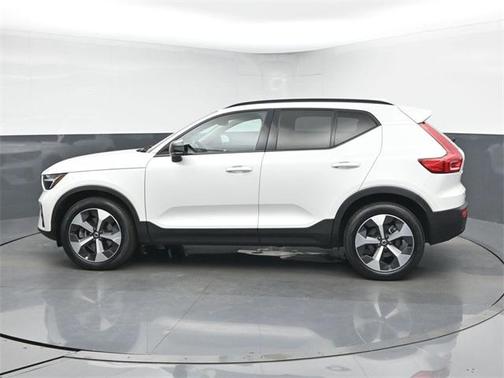 2024 Volvo XC40 B5 Plus Dark Theme