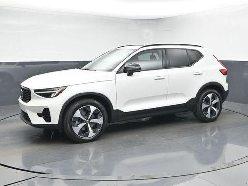 2024 Volvo XC40 B5 Plus Dark Theme