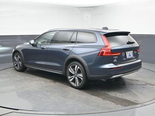 2023 Volvo V60 Cross Country B5 Plus