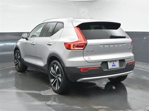 2023 Volvo XC40 B5 Plus Bright Theme