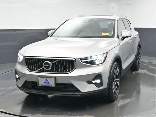2023 Volvo XC40 B5 Plus Bright Theme