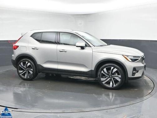 2023 Volvo XC40 B5 Plus Bright Theme