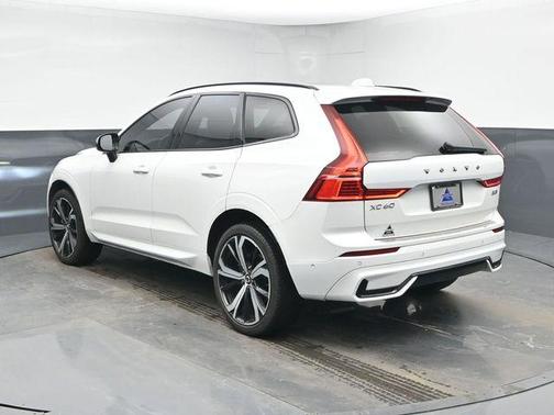 2023 Volvo XC60 B5 Ultimate Dark Theme