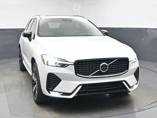 2023 Volvo XC60 B5 Ultimate Dark Theme