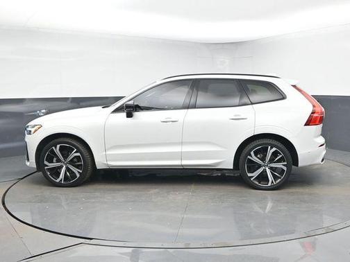 2023 Volvo XC60 B5 Ultimate Dark Theme