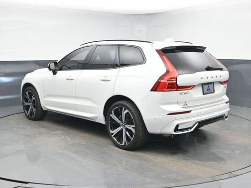 2023 Volvo XC60 B5 Ultimate Dark Theme