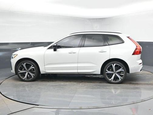 2023 Volvo XC60 B5 Ultimate Dark Theme