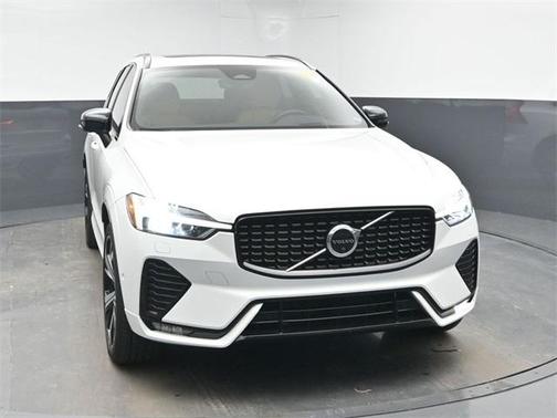 2023 Volvo XC60 B5 Ultimate Dark Theme