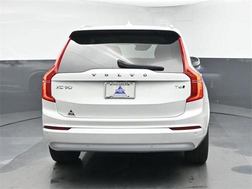 2022 Volvo XC90 T6 Momentum 7 Passenger