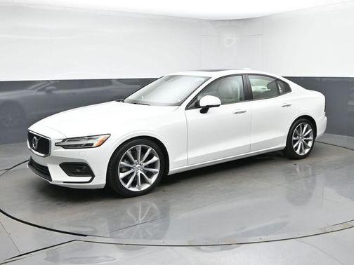 Crystal White Pearl 2020 Volvo S60 T5 Momentum