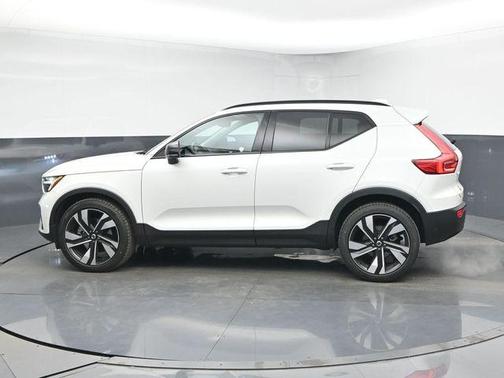 2025 Volvo XC40 B5 Plus Dark Theme