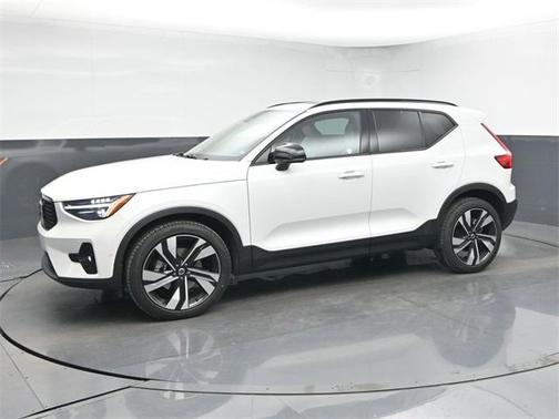 2025 Volvo XC40 B5 Plus Dark Theme