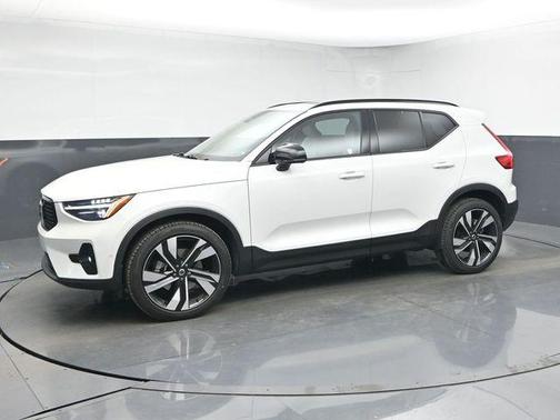 2025 Volvo XC40 B5 Plus Dark Theme