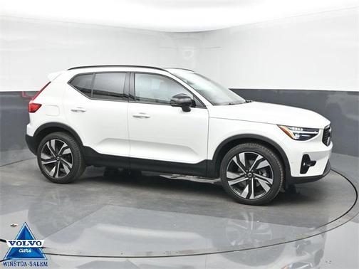 2025 Volvo XC40 B5 Plus Dark Theme