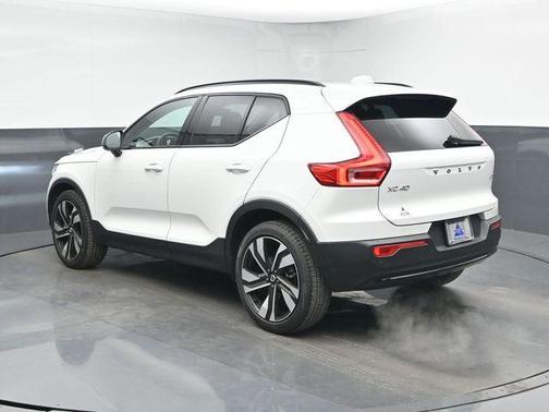 2025 Volvo XC40 B5 Plus Dark Theme