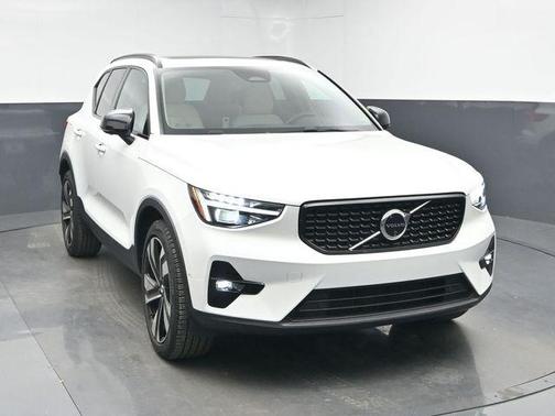2025 Volvo XC40 B5 Plus Dark Theme