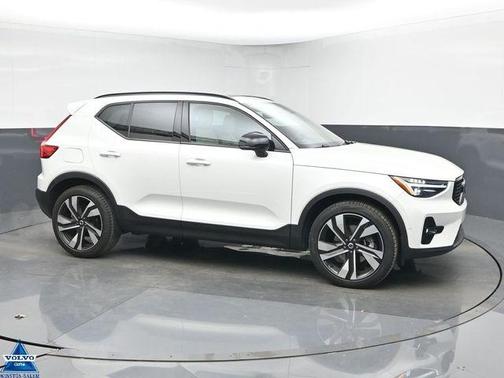 2025 Volvo XC40 B5 Plus Dark Theme