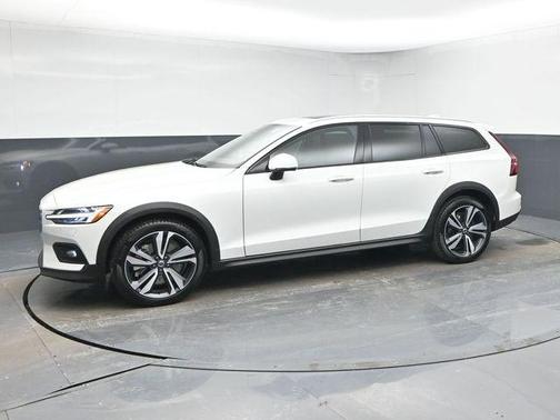 2025 Volvo V60 Cross Country B5 Plus