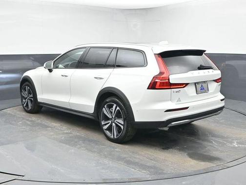 2025 Volvo V60 Cross Country B5 Plus